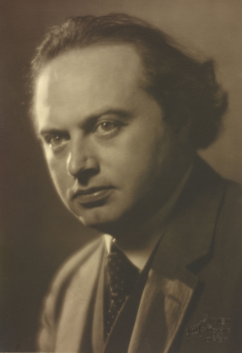 Bildnis: Brust, halb links. Photo Fayer-Wien 1927. Bildnis Album zur Beethoven-Zentenar Feier. Wien, März 1927.
Pb 580.555-F, S. 89.