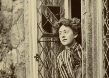 Agatha Christie as a young woman. Source: The Christie Archive Trust, Public domain, via Wikimedia Commons