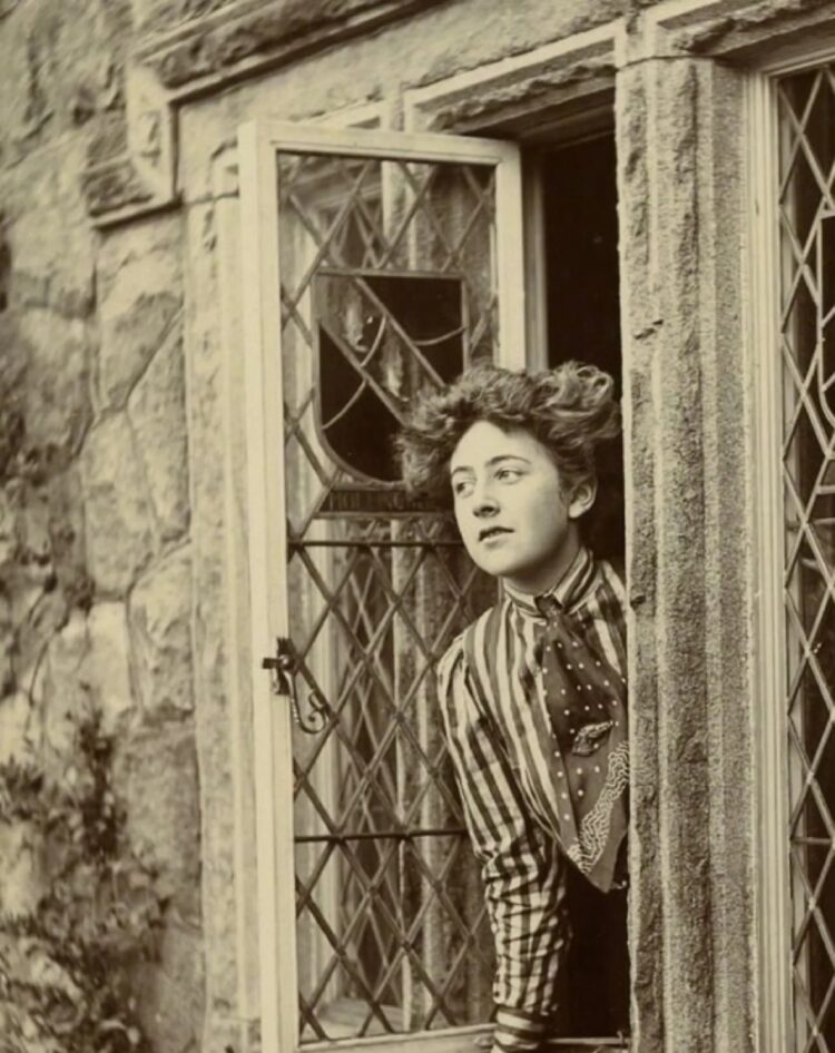 Agatha Christie as a young woman. Source: The Christie Archive Trust, Public domain, via Wikimedia Commons