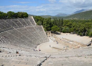 By Carole Raddato from FRANKFURT, Germany - The great theater of Epidaurus, designed by Polykleitos the Younger in the 4th century BC, Sanctuary of Asklepeios at Epidaurus, Greece, CC BY-SA 2.0, https://commons.wikimedia.org/w/index.php?curid=37881743